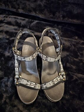 Women's Black Patterned Strap Sandals